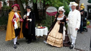 Katja von Borries (rechts) mit Gemahl und Begleitung